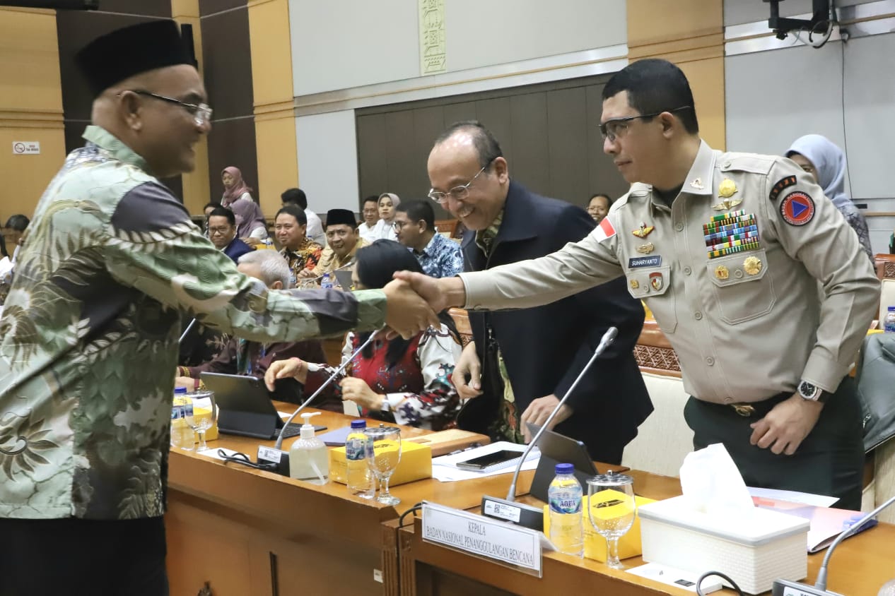 Kepala BNPB Letjen TNI Suharyanto bersama anggota Komisi VIII DPR RI di Gedung Nusantara II, Jakarta pada Kamis (14/9)